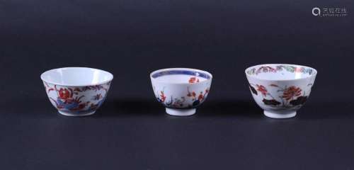 A lot  with three porcelain Famile Rose and Imari bowls. Chi...