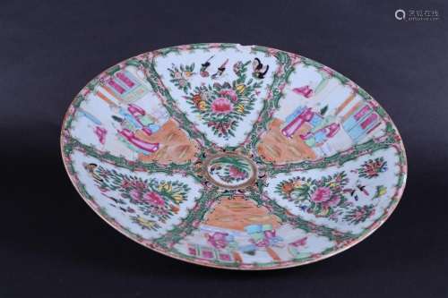 A large porcelain Canton dish. China, 19th century.