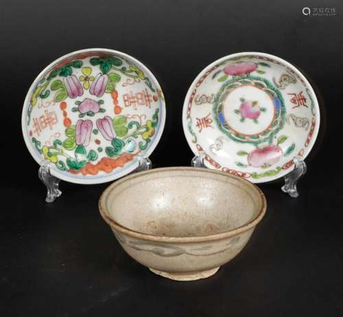 A Swatow bowl with floral decor. China, Ming.