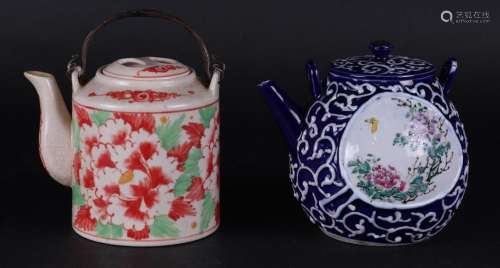 A lot  with  (2) teapots with  floral decoration. China, 19/...