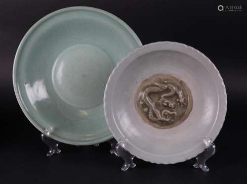 A lot  with two Celadon dishes, one of which is decorated wi...