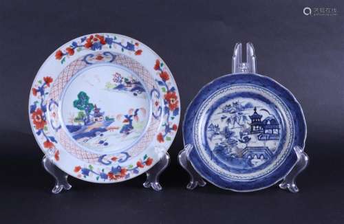 A lot consisting of two plates, one of which has an Imari de...