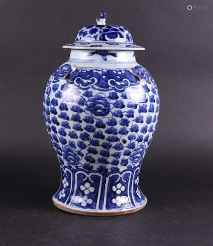 A large porcelain lidded vase. China, 19th century.