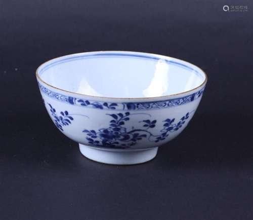 A porcelain bowl with floral decor. China, 18th century.