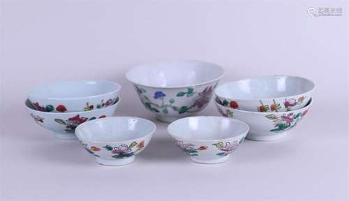 A lot  with (6)  porcelain bowls with floral decor. China, T...