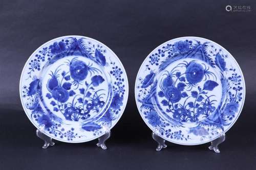 A set of two porcelain dishes with floral decor. China, Kang...