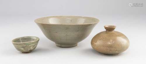 A Korean Choson period grey glazed deep bowl, Largest: 6 1/2...