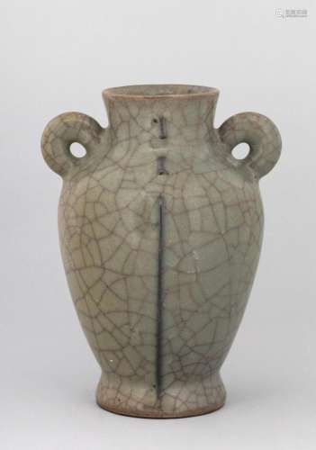 A crackle glazed Ge-type ritual vase. 7 in. (17.8 cm.) h.