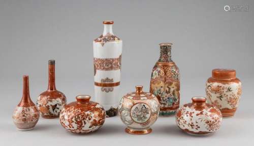 A collection of small Kutani vases and a small ginger jar. (...
