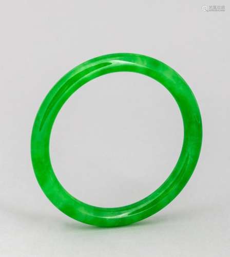 A lady\'s green jadeite bangle. 2 1/2 in. (6.4 cm.) inner di...