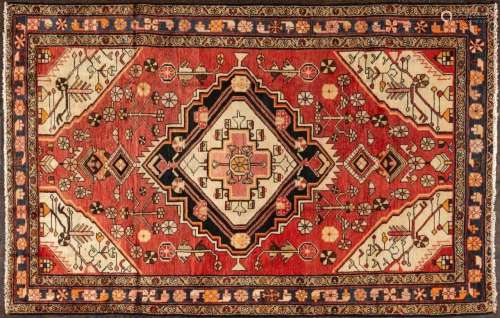 A Saveh hand knotted wool rug, 4\'1 1/2\" x 6\'6\"