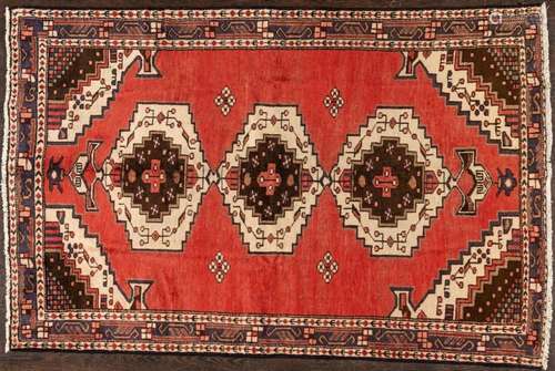 A Saveh hand knotted wool rug, 4\'1\" x 6\'1 1/2\"