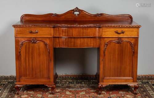 A mahogany double pedestal sideboard, 43 x 66 x 22 in. (109....
