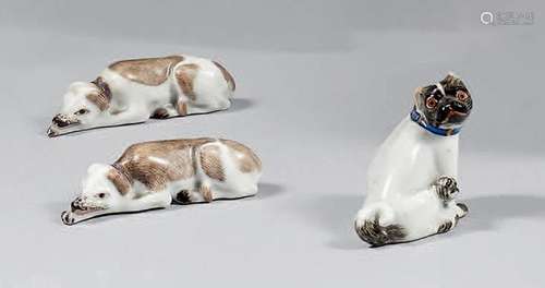 Trois chiens miniatures en porcelaine dans le style de