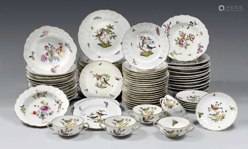 Treize assiettes creuses en porcelaine de Meissen du XV