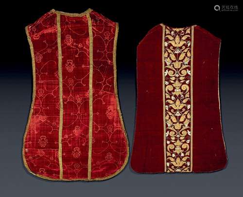 Deux chasubles en velours de soie, Italie et Espagne, é