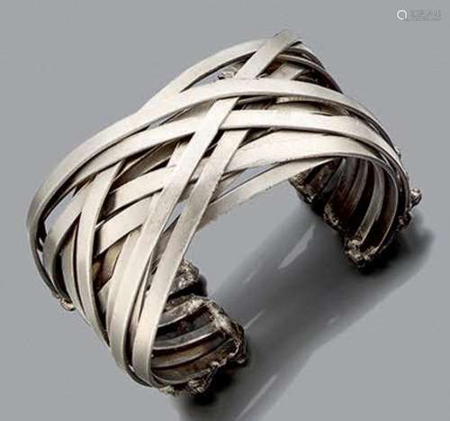 Bracelet manchette ouvert en métal à décor de longues t