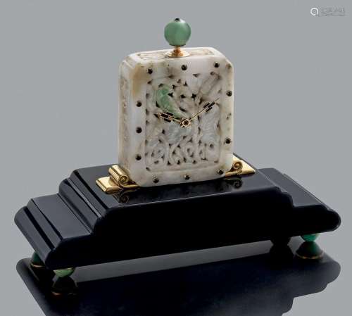 Pendulette de bureau en jade jadéite et or 750 millième