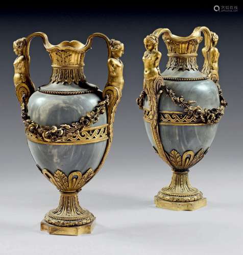 Paire de vases en bronze finement ciselé et doré et mar