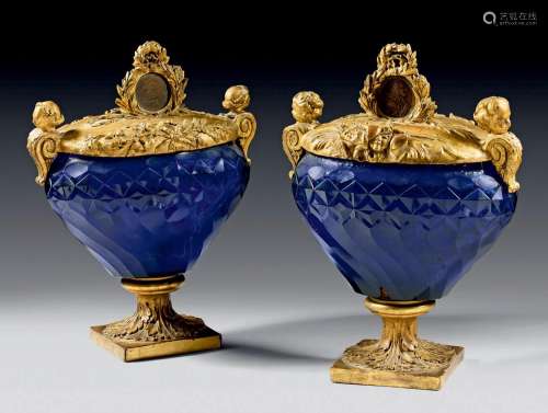 Paire de curieux grands vases couverts en cristal bleu