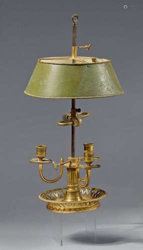 Lampe-bouillotte en bronze ciselé ou moleté et doré ; l