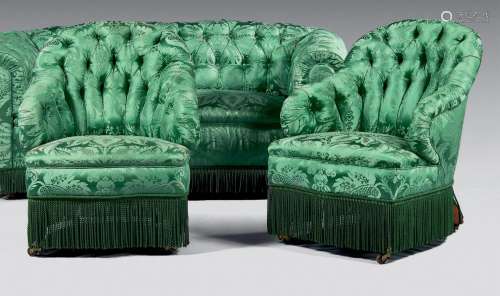 Paire de fauteuils à garniture en lampas vert capitonné