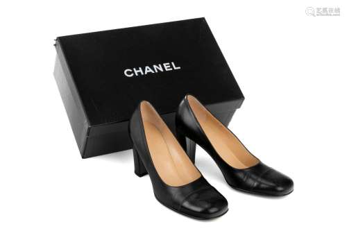 PAIR OF CHANEL BLACK LEATHER HEELS