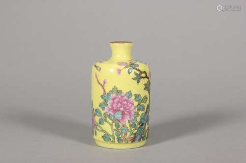 Yellow Ground Pastel Floral Snuff Bottle