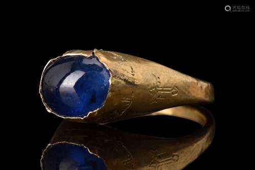 SELJUK GOLD RING WITH LARGE BLUE SAPPHIRE AND KUFIC INSCRIPT...