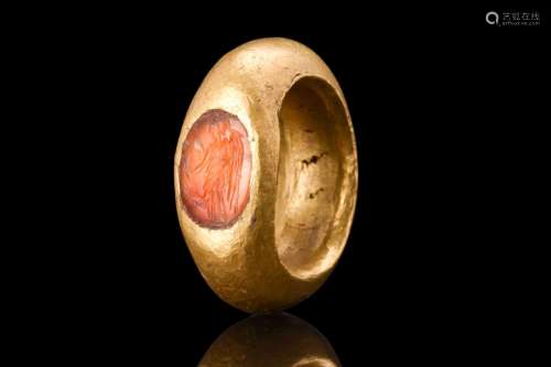 STUNNING ROMAN GOLD RING WITH VICTORY INTAGLIO - 49 GRAMS