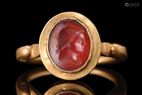 ROMAN GOLD RING WITH CARNELIAN PORTRAIT INTAGLIO