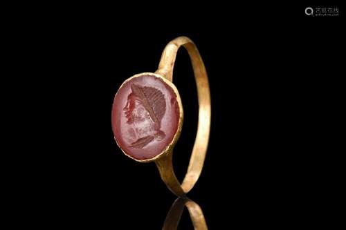 ROMAN GOLD RING WITH CARNELIAN PORTRAIT INTAGLIO