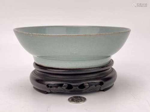 A Chinese Ge-type bowl, Ming Dynasty Pr.