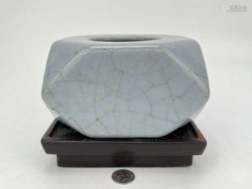 A Chinese Ge-type ash tray, QianLong Pr.