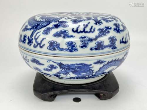 A large Chinese blue&white box with cover, Qing Dynasty ...