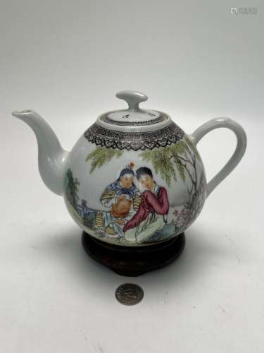 A Chinese famille rose teapot, Qing Dynasty Pr.