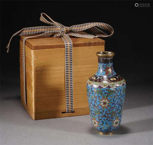 A CHINESE CLOISONNE ENAMEL VASE