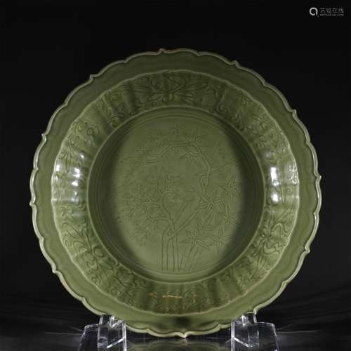 A LONGQUAN STYLE CELADON GLAZED PORCELAIN DISH