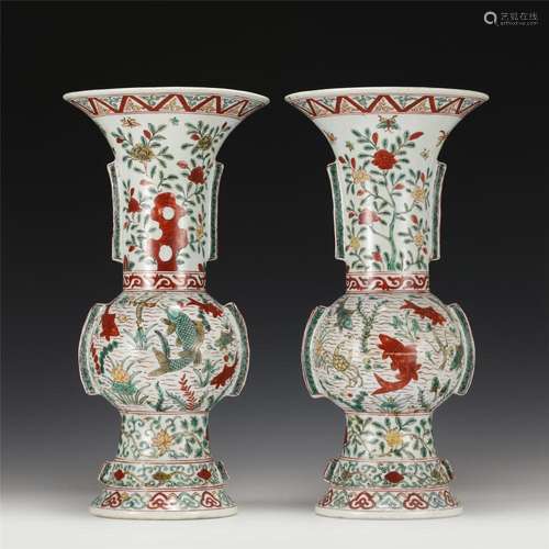 A PAIR OF CHINESE WUCAI PORCELAIN BEAKER VASES GU