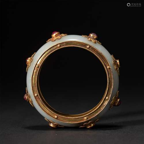 A CHINESE BRONZE-GILT MOUNTED WHITE JADE BANGLE