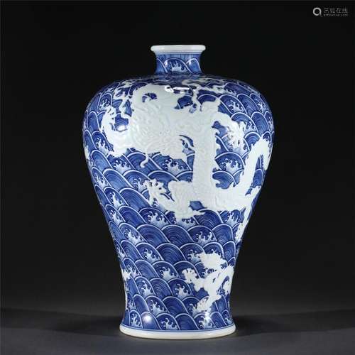 A BLUE AND WHITE PORCELAIN DRAGON VASE