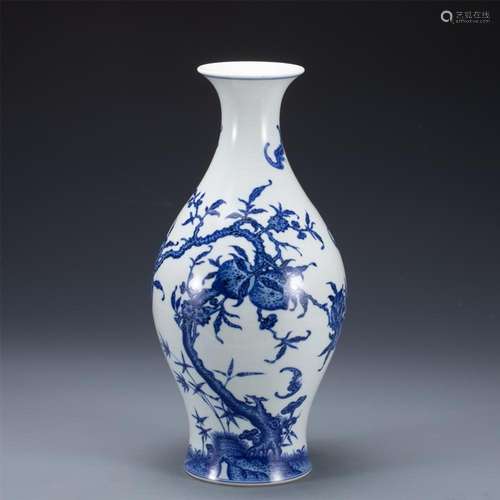 A BLUE AND WHITE PORCELAIN VASE