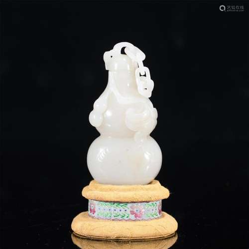 A CHINESE CARVED WHITE JADE DOUBLE GOURDS DECORATION