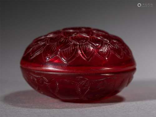 A PEKING GLASS PASTE BOX WITH COVER