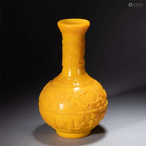 A CHINESE ARCHAISTIC PEKING GLASS BOTTLE VASE