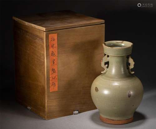 A CHINESE YUE-WARE VASE