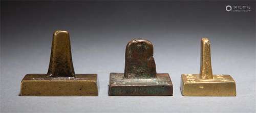 A SET OF THREE CHINESE BRONZE SEALS