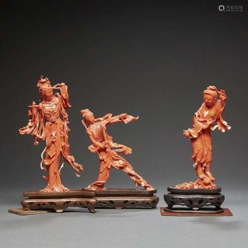 ~ SUITE DE TROIS STATUETTES