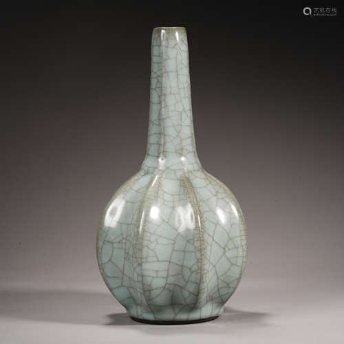 Official kiln vase with melon ribs官窯瓜棱賞瓶