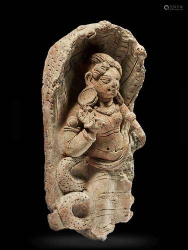 STATUETTE D'UN NAGINI EN TERRE CUITE INDE DU NORD, ÉPOQU...